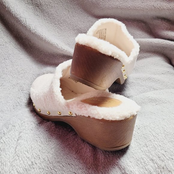 Fur white clog with studs on the side Size 7 - Picture 3 of 6